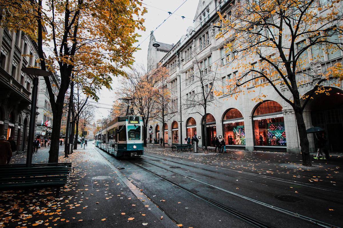 Momen aneh saat jalanan beraroma cokelat di Swiss. (Pexels/H. Emre)