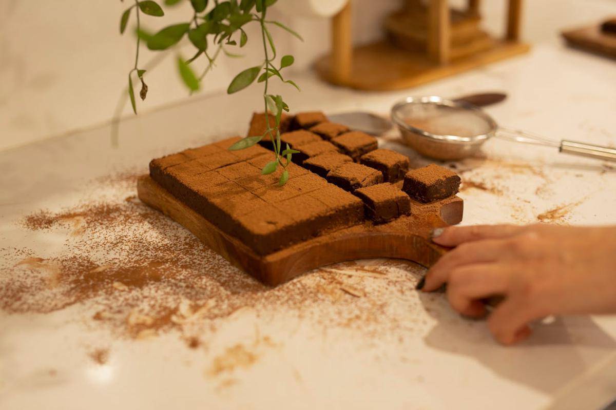 Momen aneh saat jalanan beraroma cokelat di Swiss. (Pexels/HONG SON)