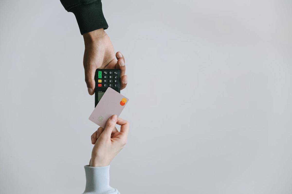 ilustrasi kartu debit (pexels.com/Ivan Samkov)