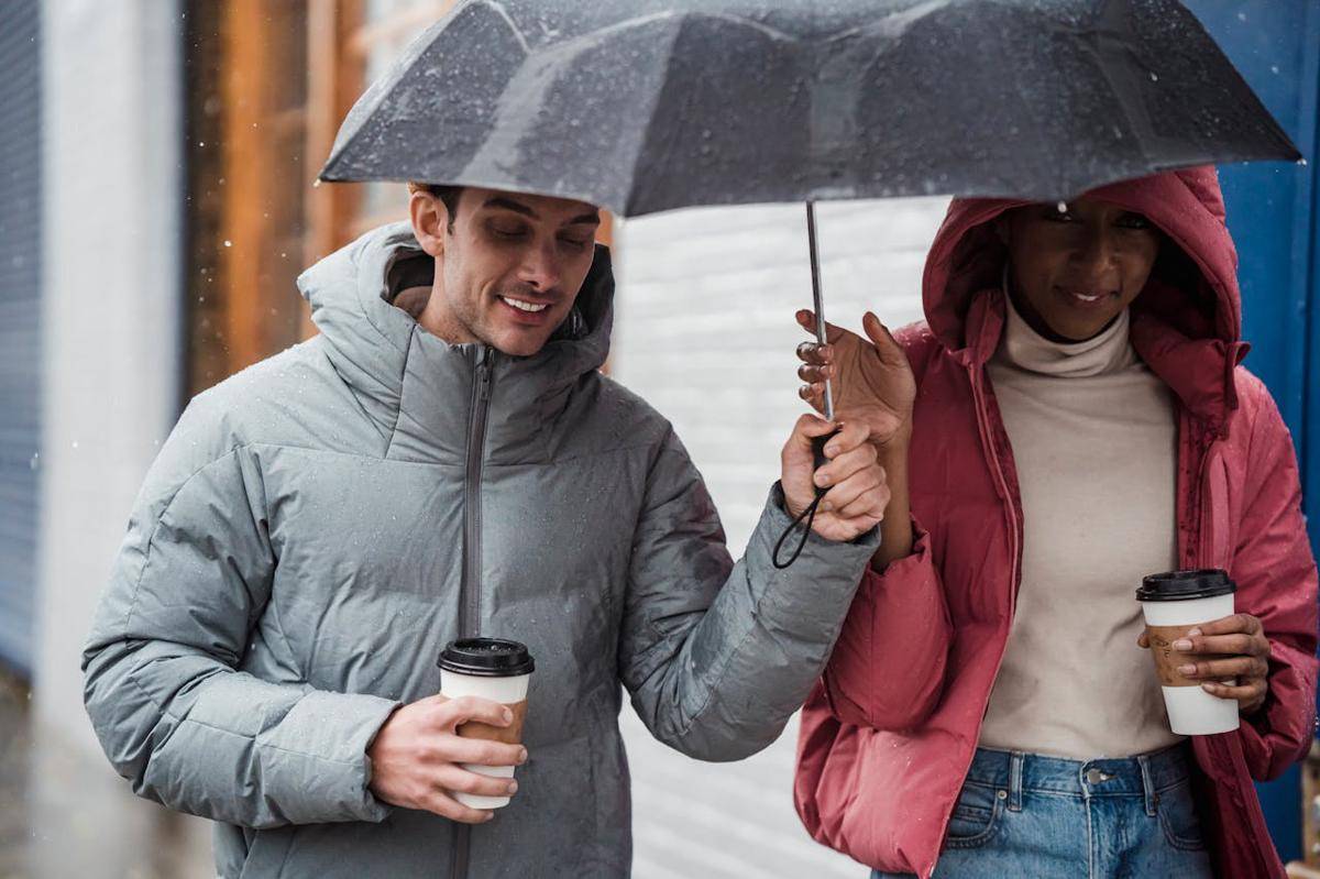 Momen aneh saat jalanan beraroma cokelat di Swiss. (Pexels/Klaus Nielsen)