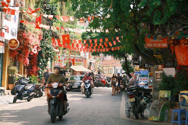 berkendara di Hanoi, Vietnam (pexels.com/Lộc Nguyễn)
