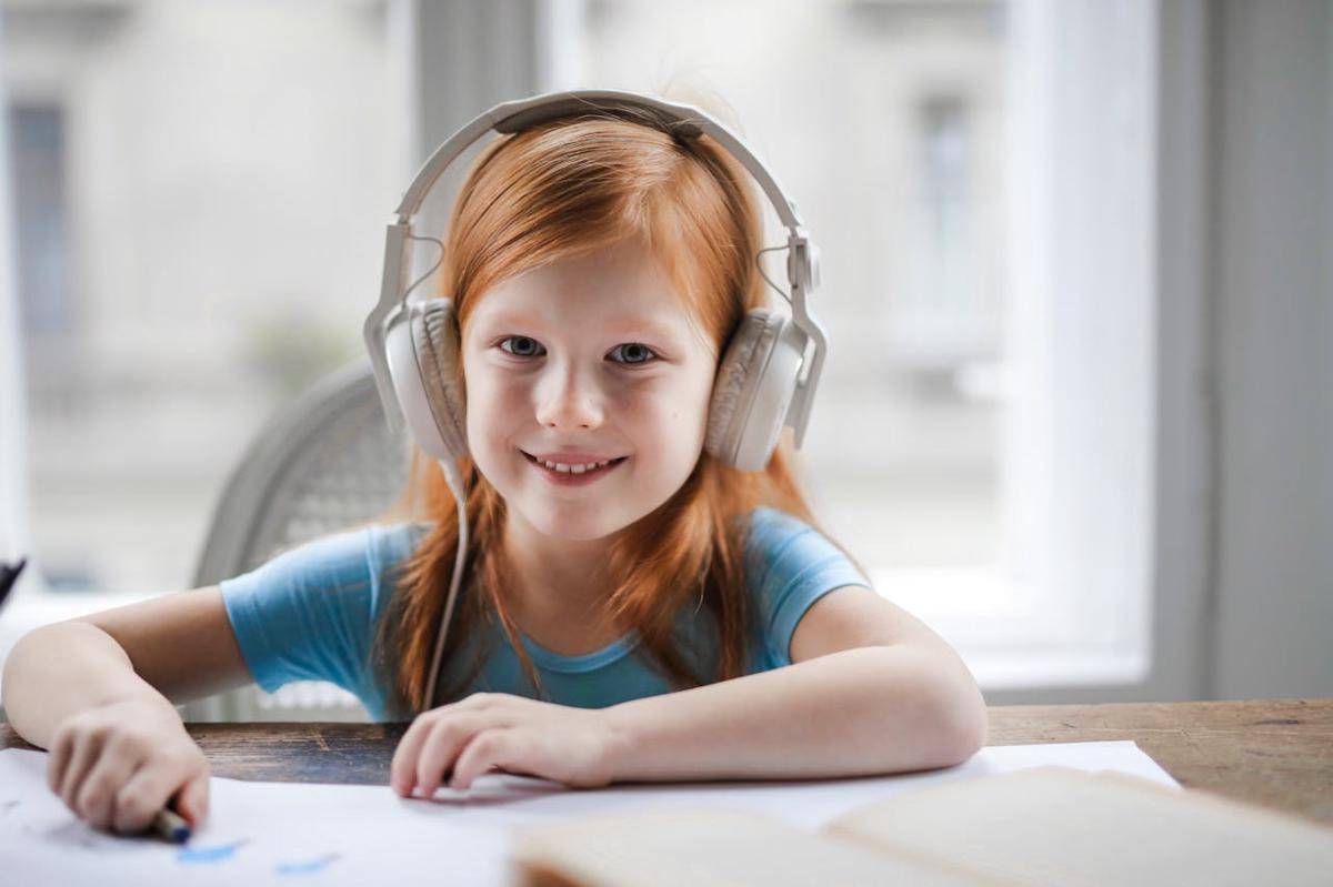 Ilustrasi anak mendengarkan musik (Pexels.com/ Andrea Piacquadio)