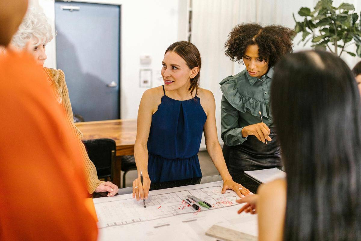 ilustrasi perempuan memimpin sebuah rapat (pexels.com/RDNE Stock Project)