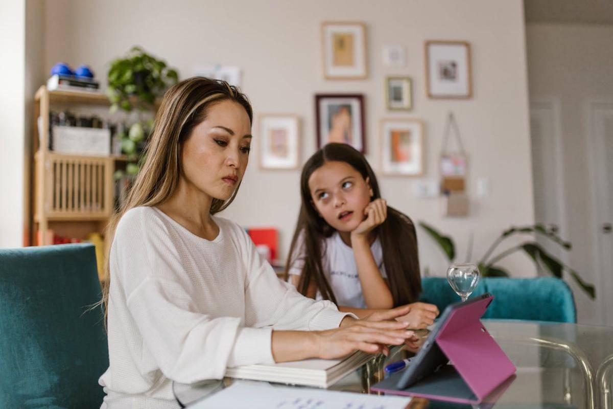 Ilustrasi orang tua dan anak (Pexels.com/ RDNE Stock Project)