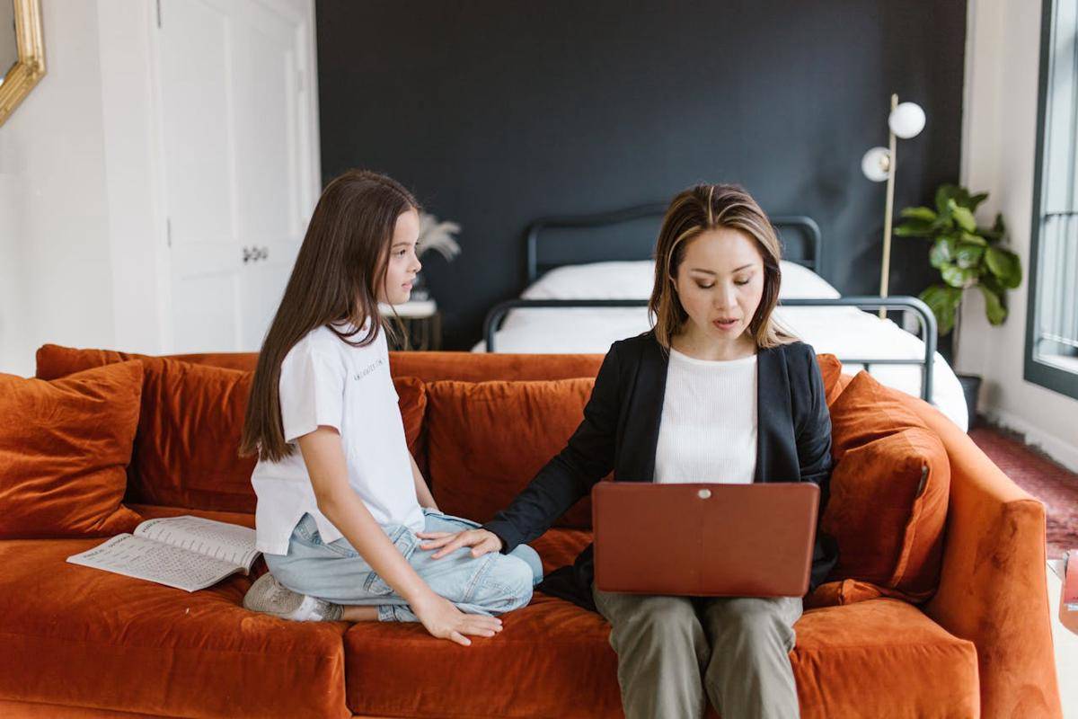 Ilustrasi orang tua dan anak (Pexels.com/ RDNE Stock Project)