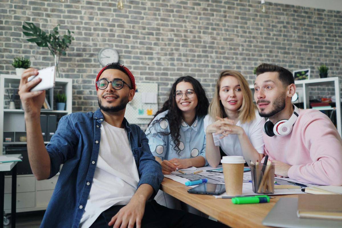 ilustrasi grup selfie (pexels.com/Vitaly Gariev) 