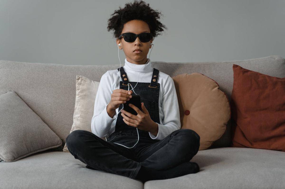 Ilustrasi anak menggunakan earphone (Pexels.com/ Tima Miroshnichenko)