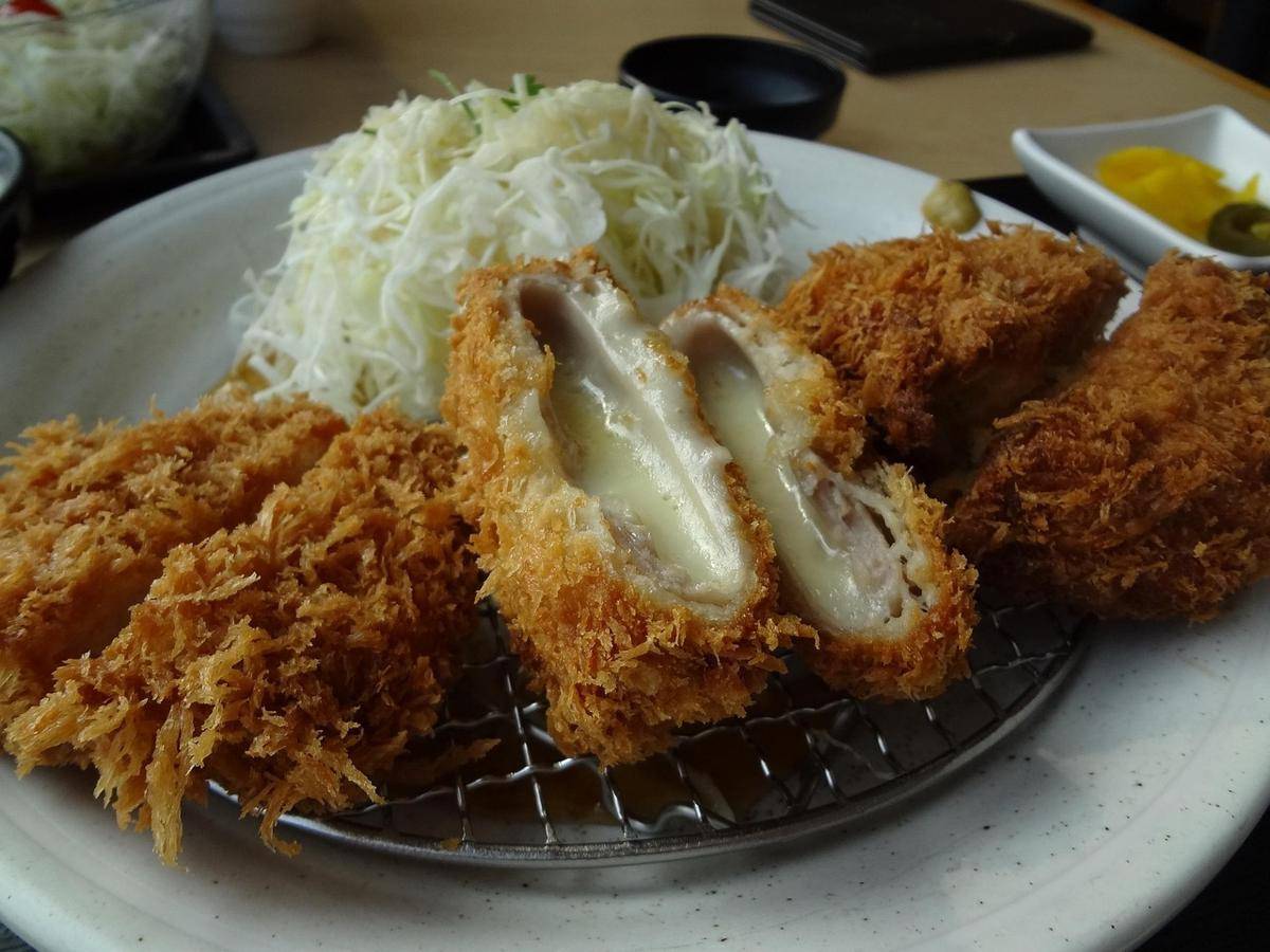 ilustrasi chicken cheese katsu 