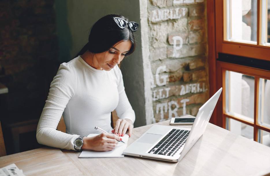 ilustrasi content writer 
