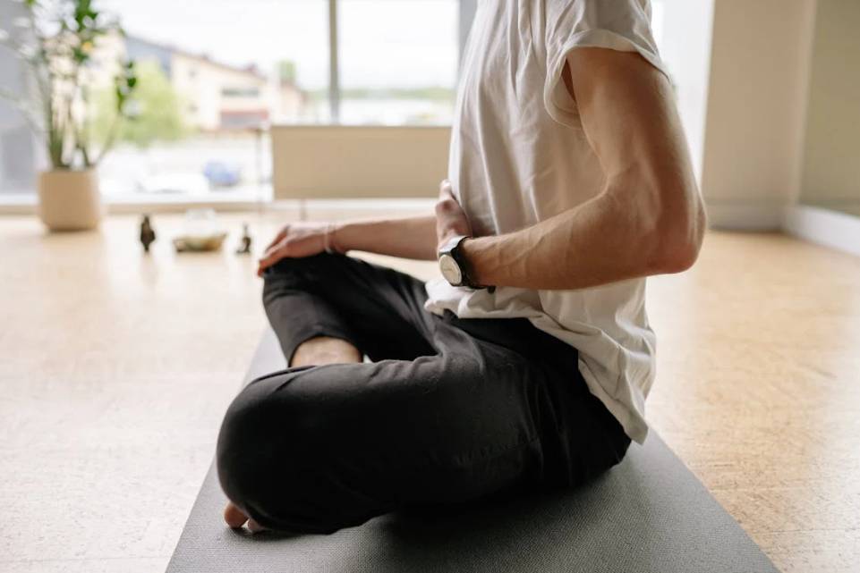 illustrasi pria yoga (pexels.com/Yan Krukau)