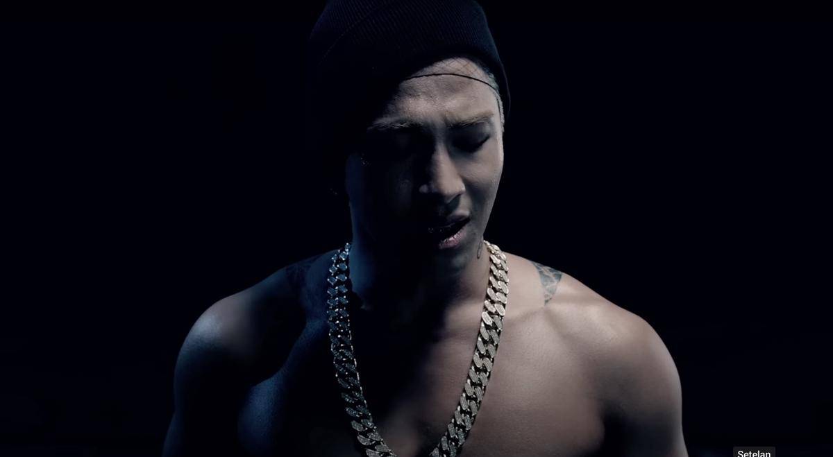 Taeyang dalam video musik "Eyes, Nose, Lips" 