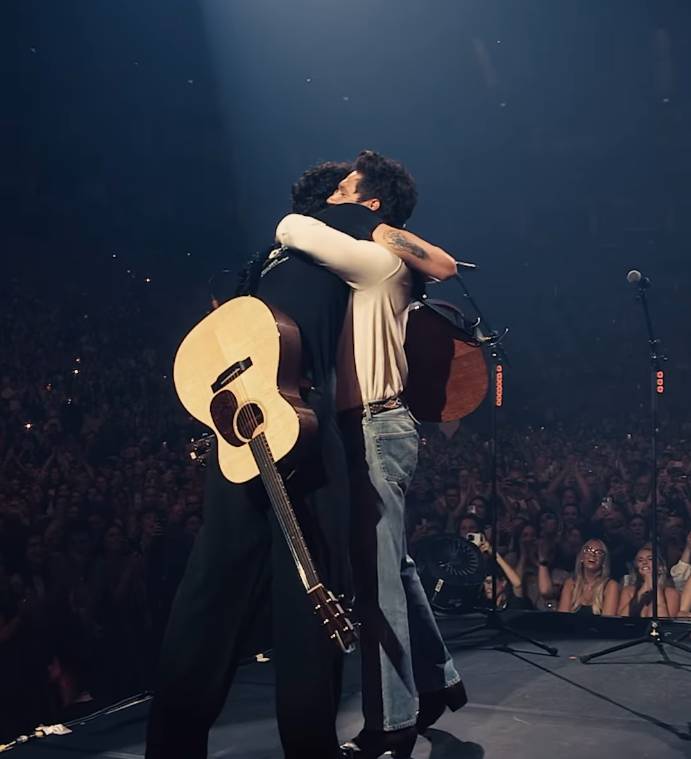 Shawn Mendes dan Niall Horan reunian di atas panggung (via instagram.com/shawnmendes)