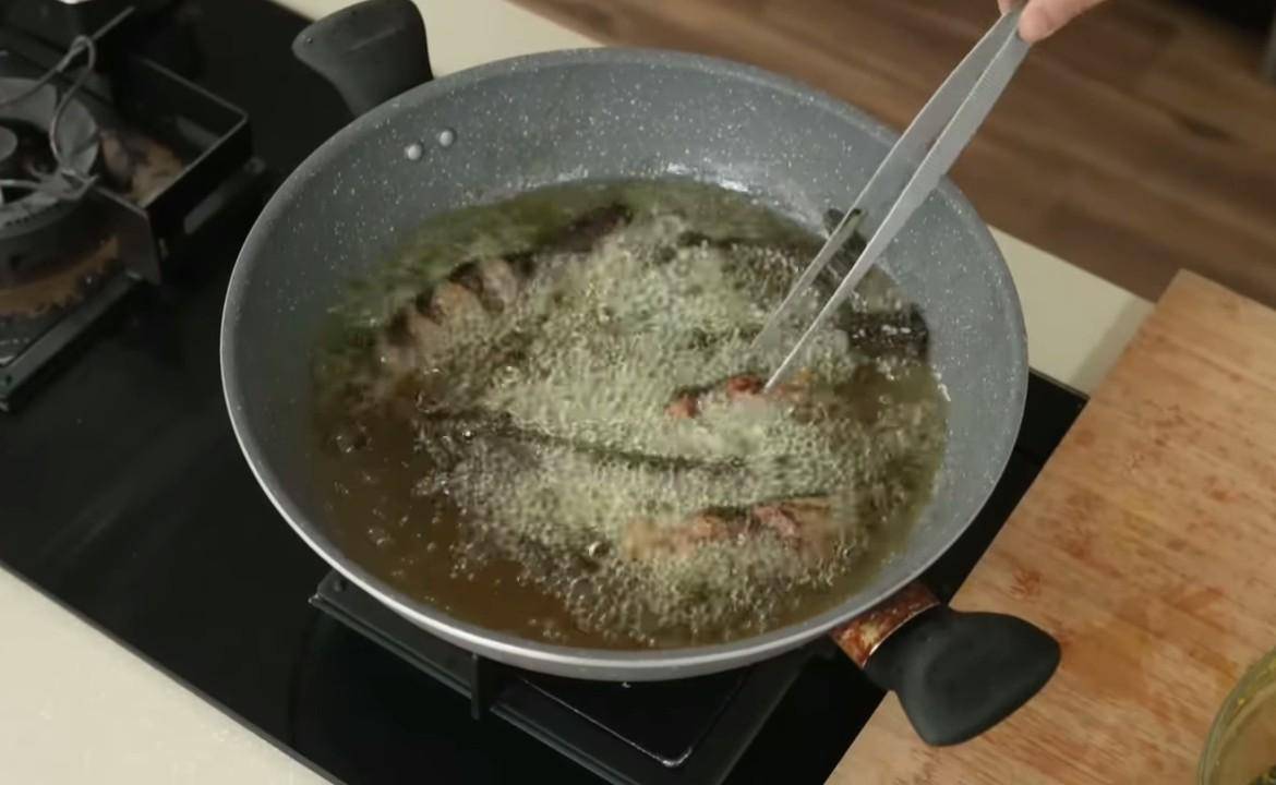 ilustrasi menggoreng ikan lele (YouTube.com/Devina Hermawan)