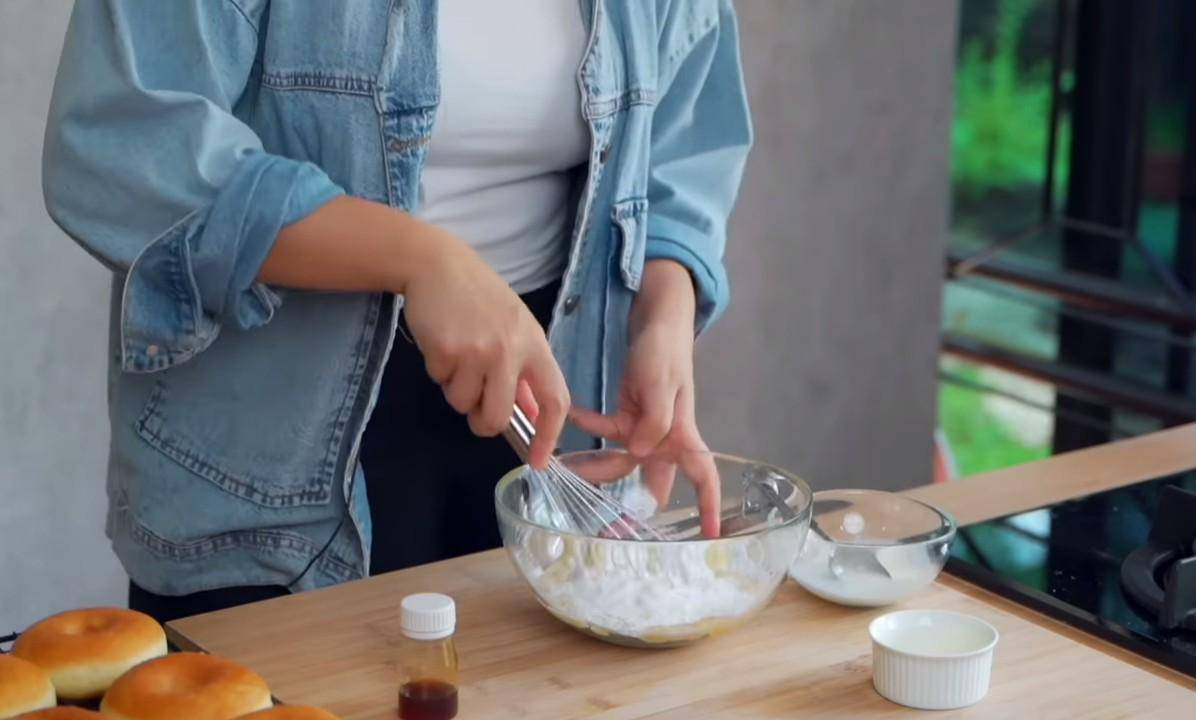 ilustrasi membuat sugar glazed (YouTube.com/Luvita ho)