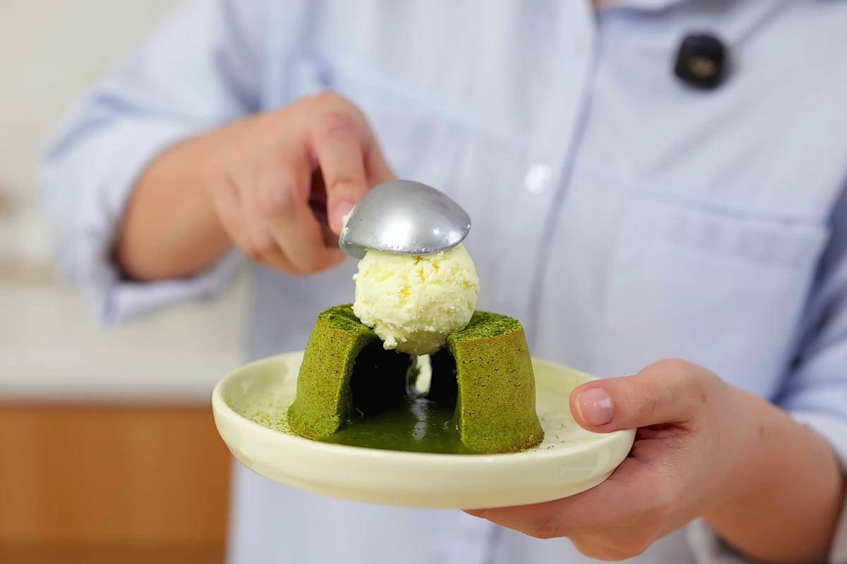 ilustrasi matcha lava cake