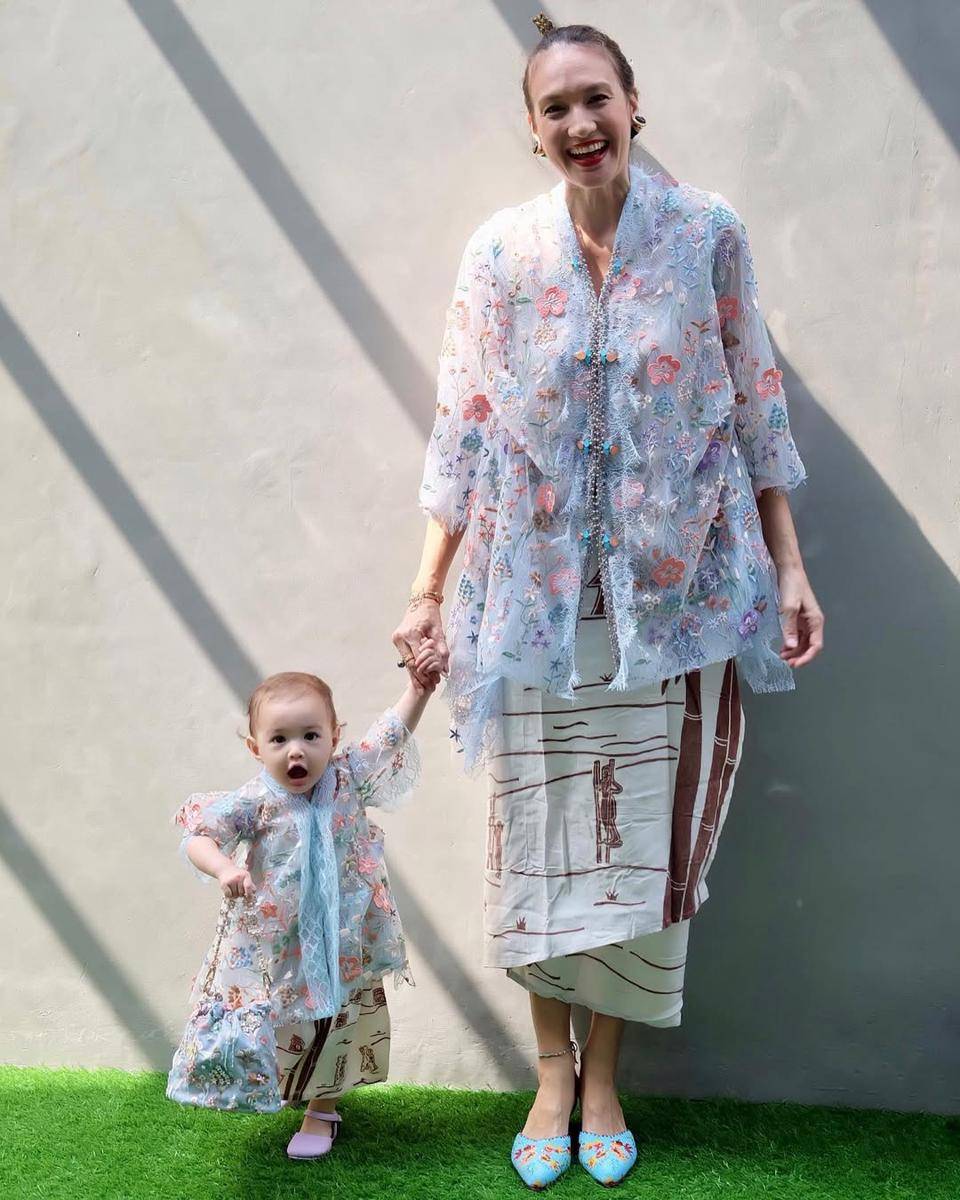 inspirasi outfit ibu dan anak ala Nadine Chandrawinata (instagram.com/nadinelist)