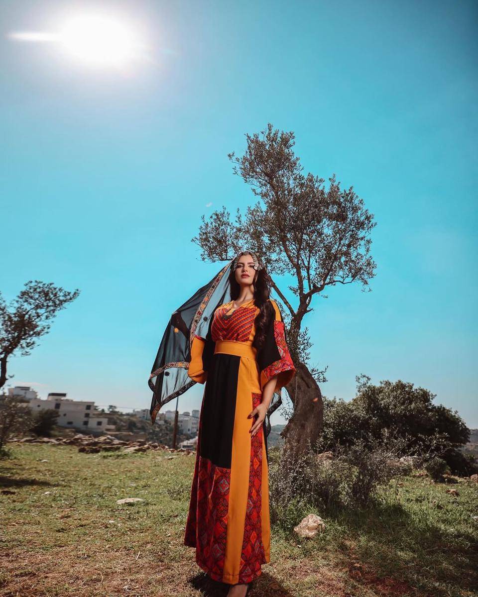 Gaya OOTD Nadeen Ayoub (instagram.com/nadeen.m.ayoub)