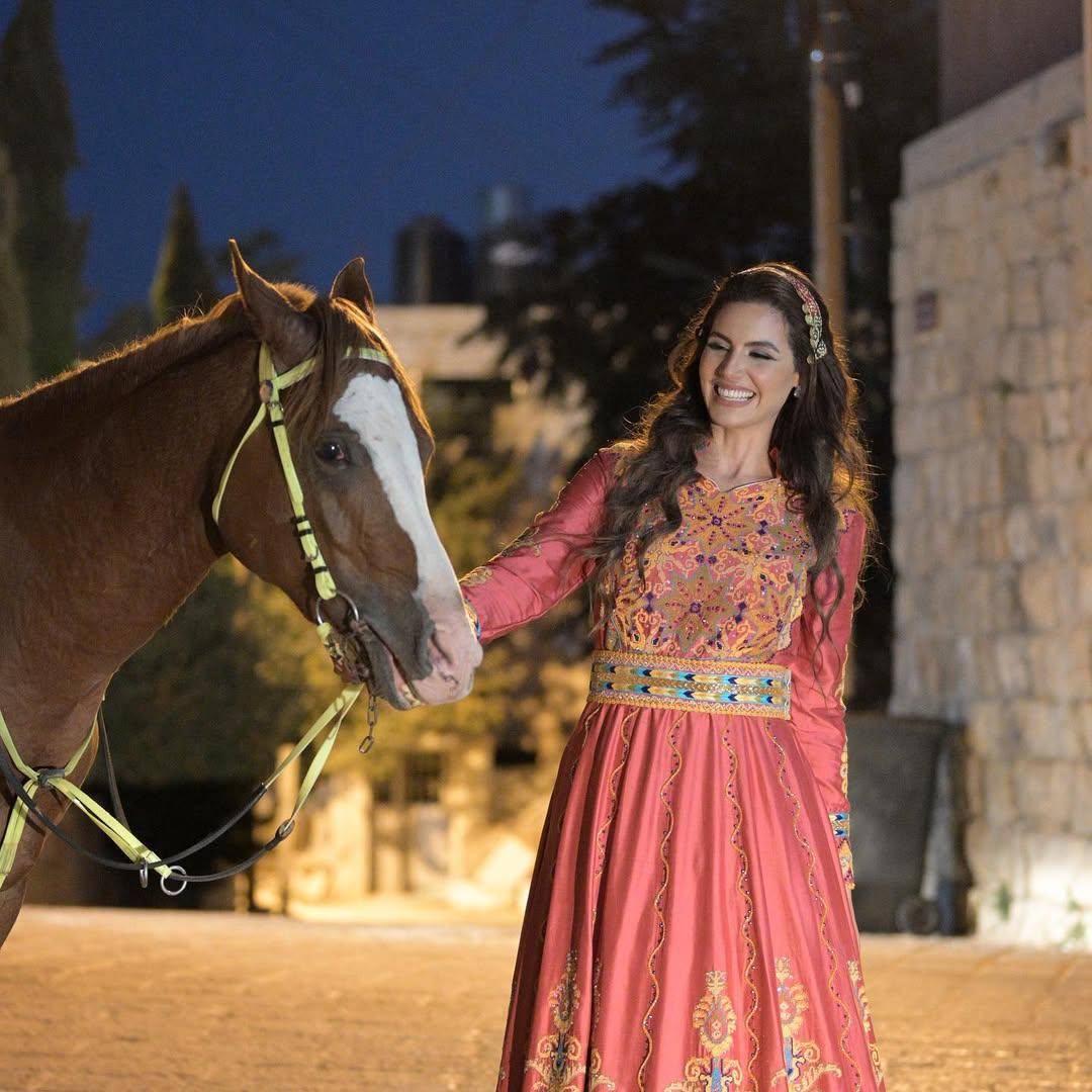 Hairstyle ala Nadeen Ayoub (instagram.com/nadeen.m.ayoub)