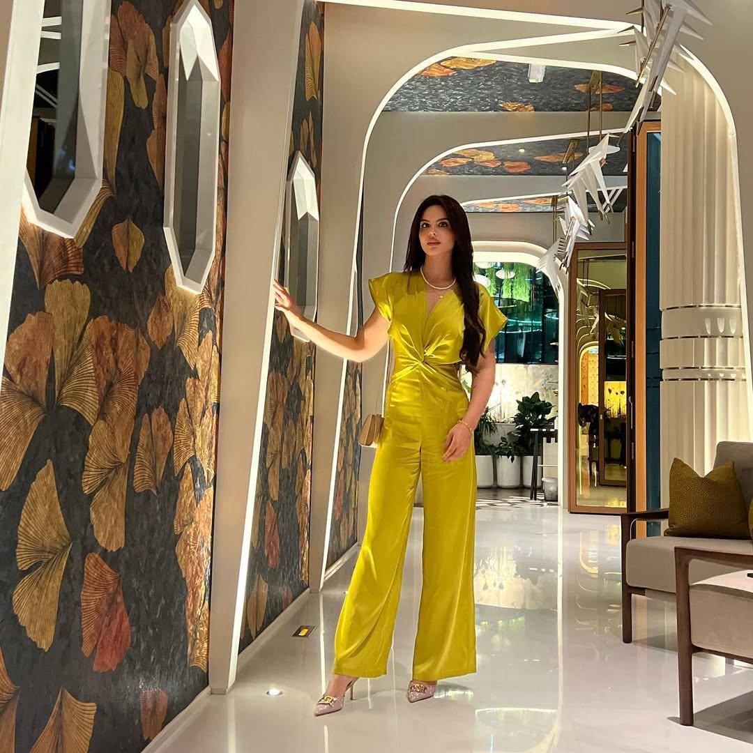 Gaya OOTD Nadeen Ayoub (instagram.com/nadeen.m.ayoub)