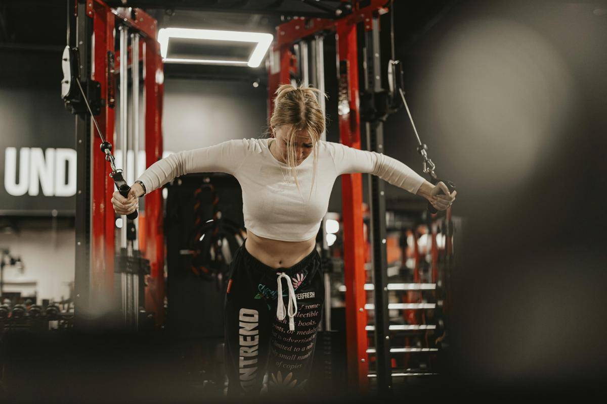 ilustrasi latihan di gym (pexels.com/marcuschanmedia)