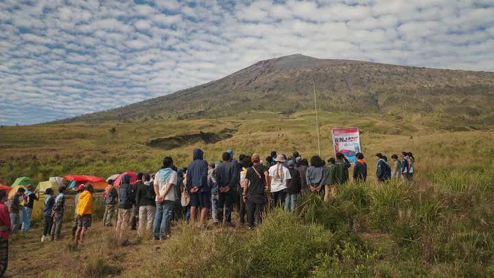 Pengibaran bendera merah putih oleh para pecinta alam dan masyarakat di Pos II Pendakian Gunung Rinjani.