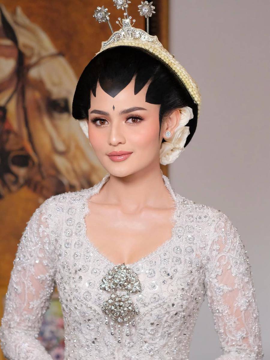 Akad nikah @rachquelnes hari ini 🌸Dengan balutan adat Jawa Jogja ✨Kebaya by @senjabynrdn Paes b (2).jpg