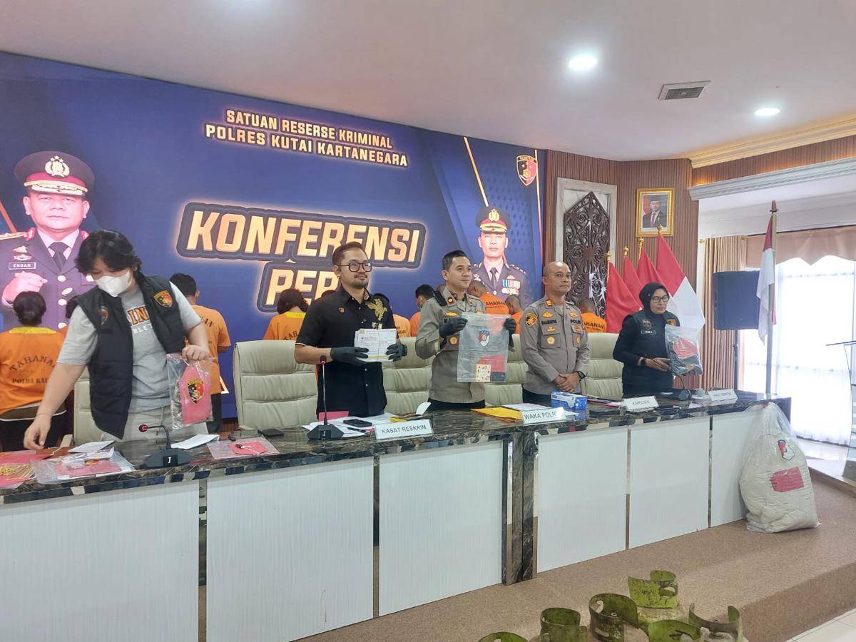 Polisi menunjukkan barang bukti kasus dugaan pelecehan.