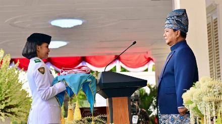 Aliah Sakira, siswi SMA Negeri 14 Makassar asal Sulawesi Selatan, yang mendapat kepercayaan sebagai pembawa baki Sang Merah Putih