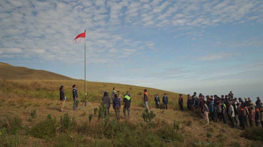 Pengibaran bendera merah putih oleh para pecinta alam dan masyarakat di Pos II Pendakian Gunung Rinjani.