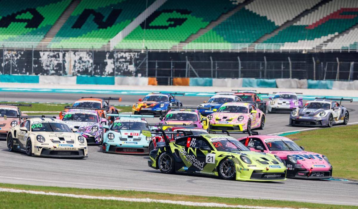 Ilustrasi balap mobil Porsche Carrera Cup Asia.