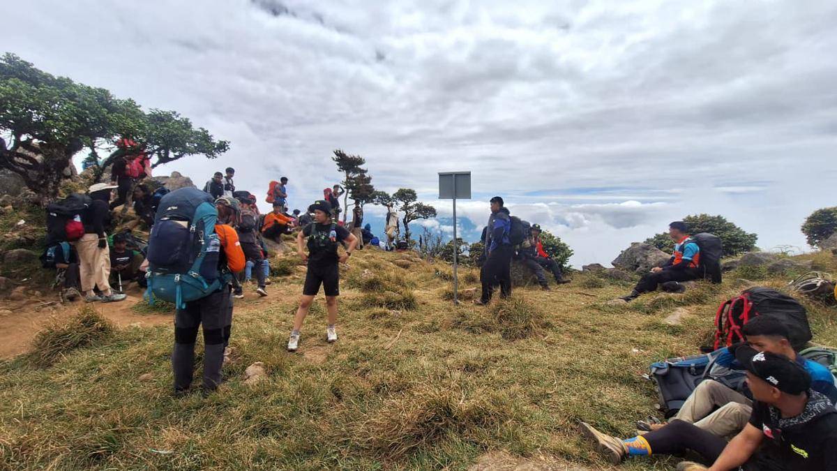 Pendaki memadati kawasan Gunung Bawakaraeng pada momen peringatan HUT ke-80 Republik Indonesia, 17 Agustus 2025. (Dok. Basarnas Makassar)