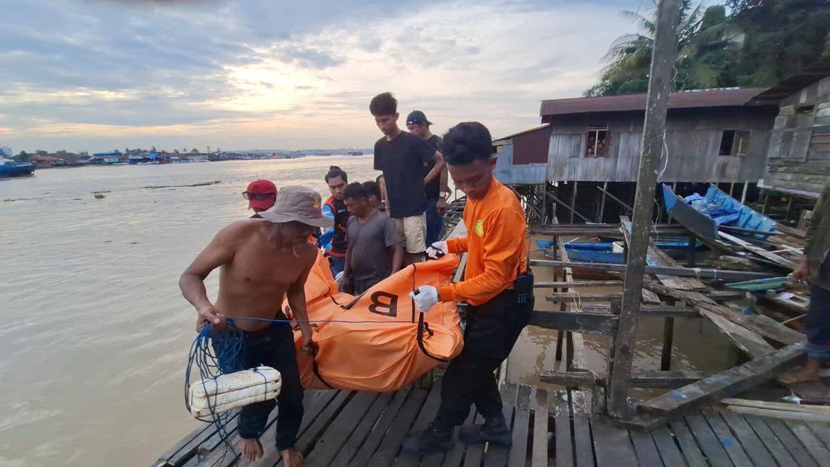 Tim SAR mengevakuasi korban yang tenggelam di Sungai Mahakam.