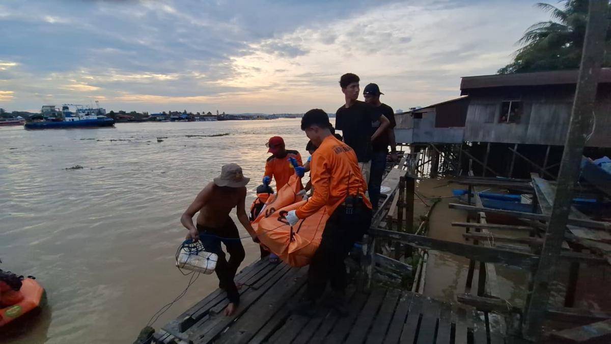 Tim SAR mengevakuasi korban yang tenggelam di Sungai Mahakam.