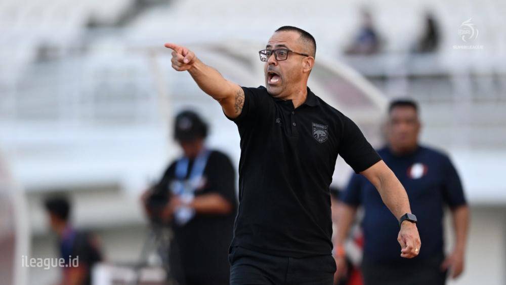 Pelatih Borneo FC, Fabio Lefundes.
