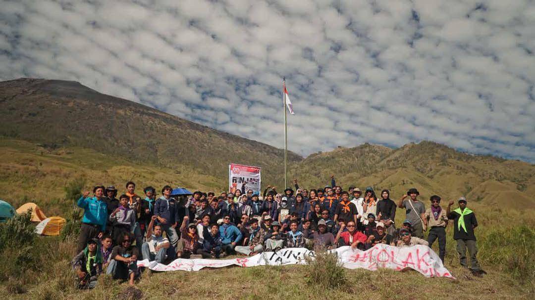 Gerakan Save Rinjani oleh para pencinta alam dan masyarakat pada peringatan HUT ke-80 RI