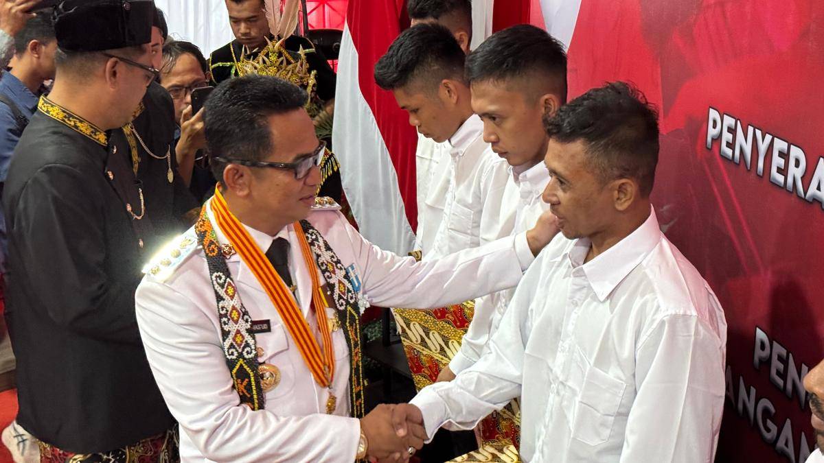 Wali Kota Balikpapan, Rahmad Mas'ud saat menyalami salah satu warga binaan. 