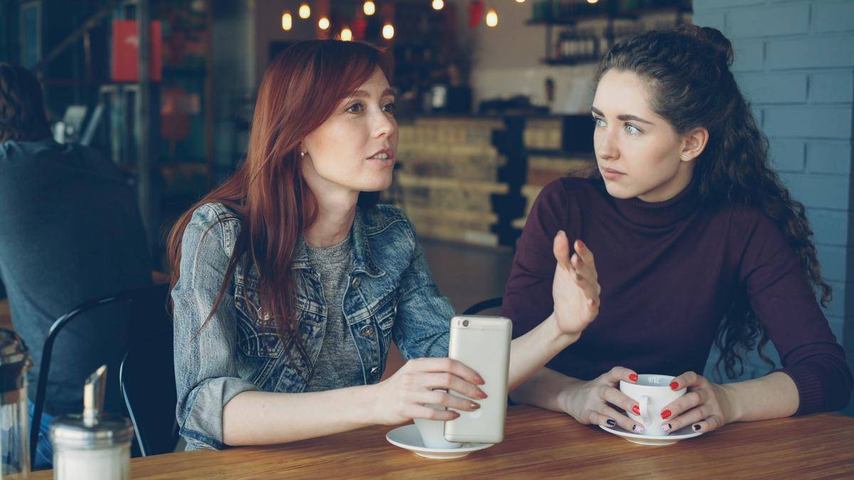 ilustrasi dua orang wanita sedang mengobrol (unsplash.com/Vitaly Gariev)