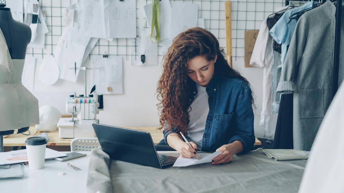 ilustrasi seorang wanita sedang mengejar deadline kerja (unsplash.com/Vitaly Gariev)