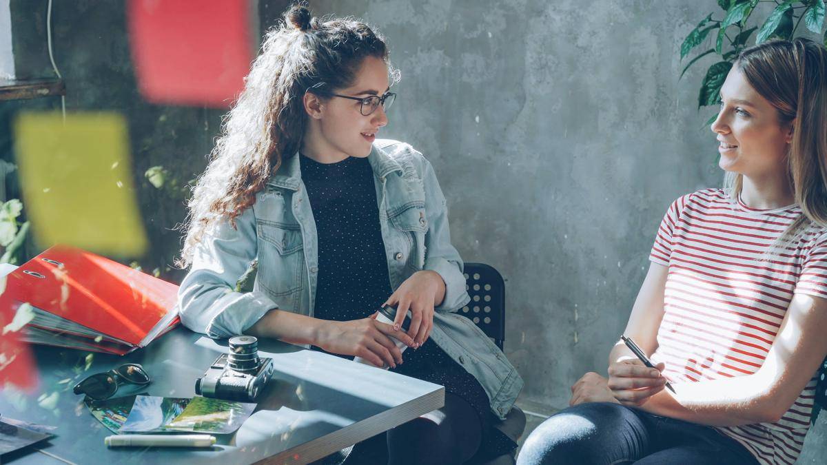 ilustrasi dua orang wanita sedang mengobrol (unsplash.com/Vitaly Gariev)