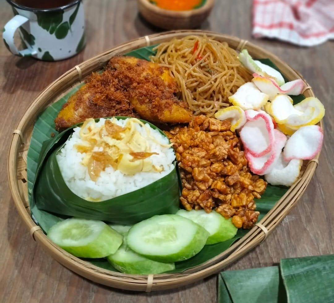 ilustrasi nasi uduk komplit dengan lauk (instagram.com/sui.ling.752)