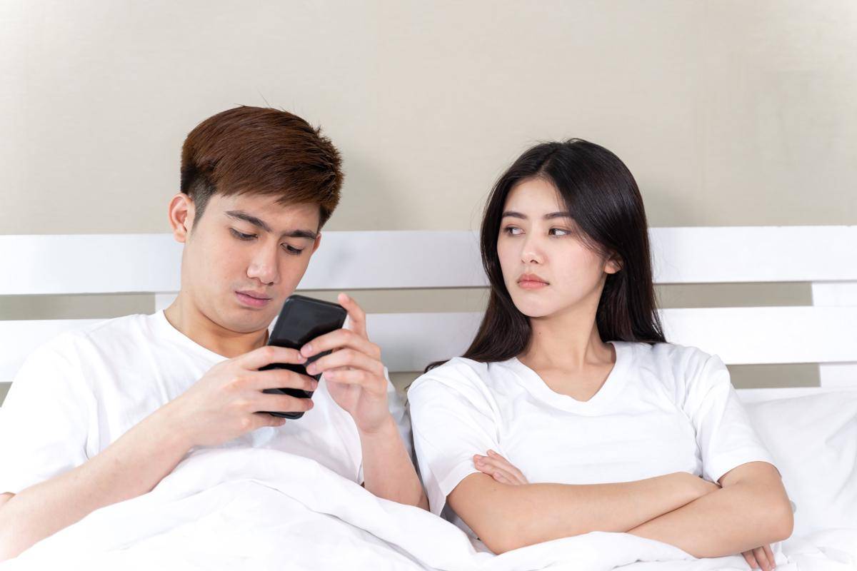 Ilustrasi Pasangan Overthinking (freepik.com/JCOMP)