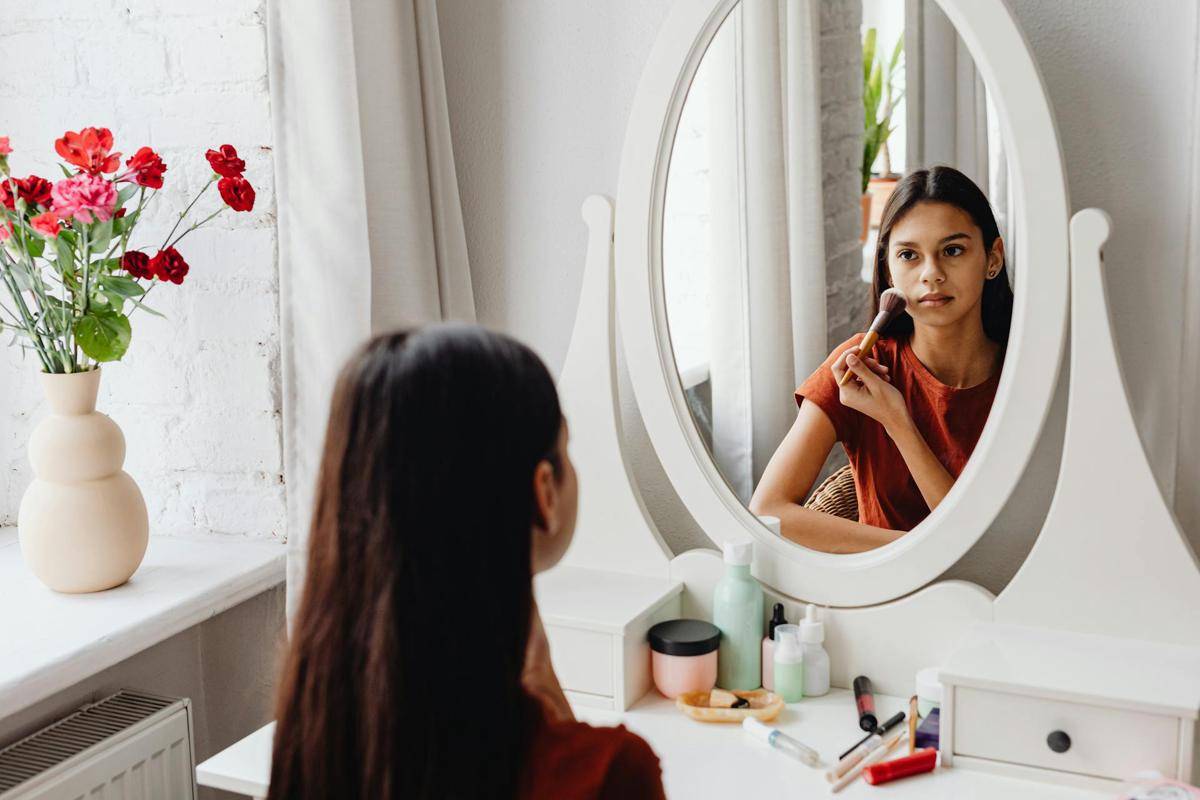 ilustrasi wanita memakai makeup (pexels.com/Photo By: Kaboompics.com)
