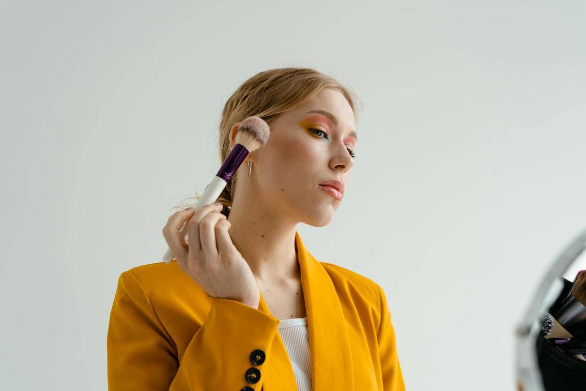 ilustrasi memakai blush on (pexels.com/MART PRODUCTION)