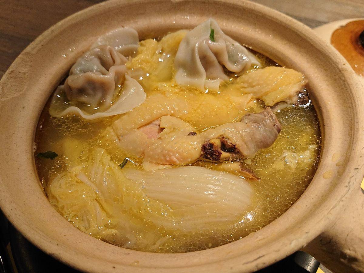 ilustrasi sup wonton ayam kuah kaldu gurih