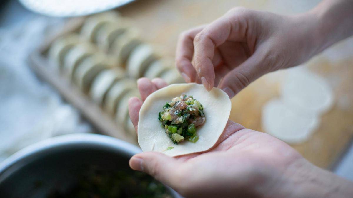 ilustrasi membuat wonton