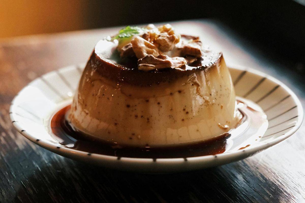 ilustrasi chocolate pudding saus caramel