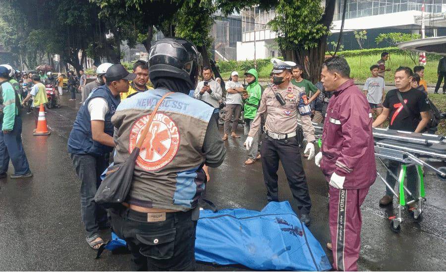 Polisi mengevakuasi jenazah pengendara motor yang tewas di Tangerang (Dok.Polres Metro Tangerang Kota)