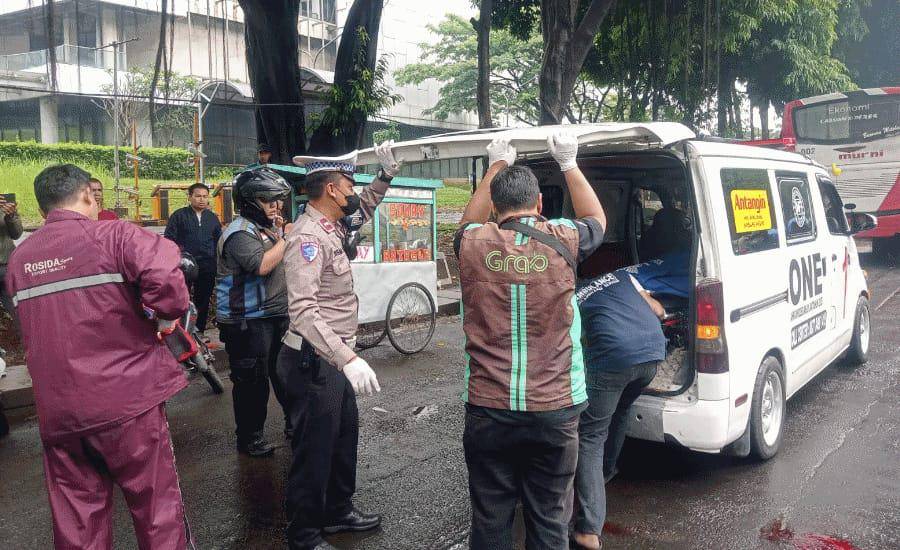 Polisi mengevakuasi jenazah pengendara motor yang tewas di Tangerang (Dok.Polres Metro Tangerang Kota)
