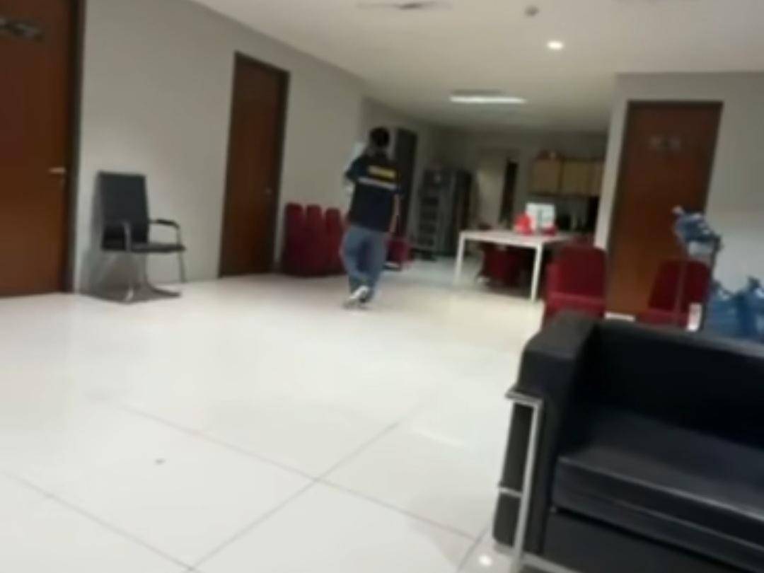 WNA diduga hilang uang saat pemeriksaan Petugas Bea Cukai Soetta (dok. Threads @esty_linggar)