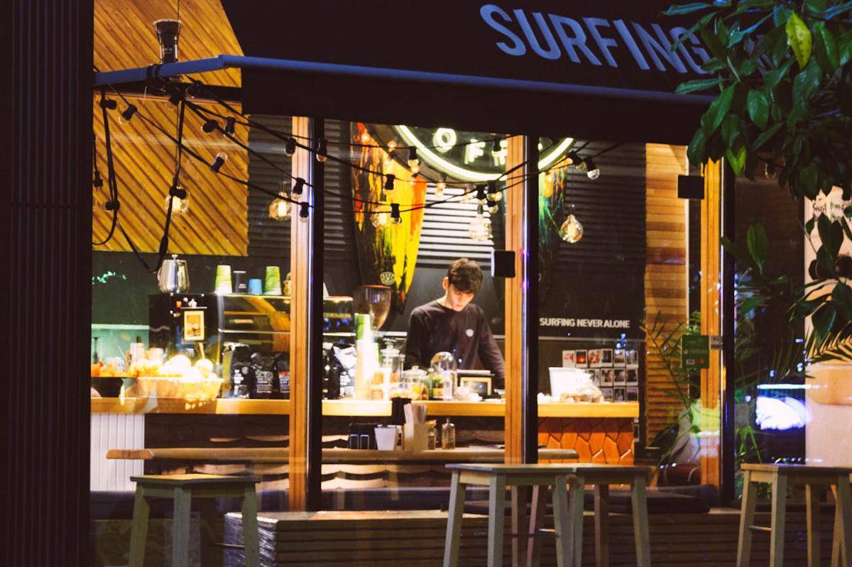 illustrasi membuka warung kopi (pexels.com/Igor Starkov)